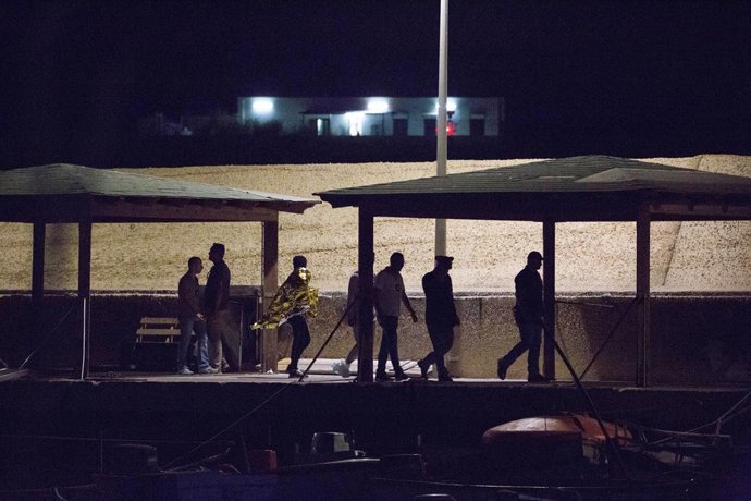 Archivo - HANDOUT - 15 August 2019, Italy, Lampedusa: Migrants from the "Open Arms", a rescue ship of the aid organisation Proactiva Open Arms, go ashore. Photo: Friedrich Bungert/SeaWatch/dpa - ACHTUNG: Nur zur redaktionellen Verwendung und nur mit vol
