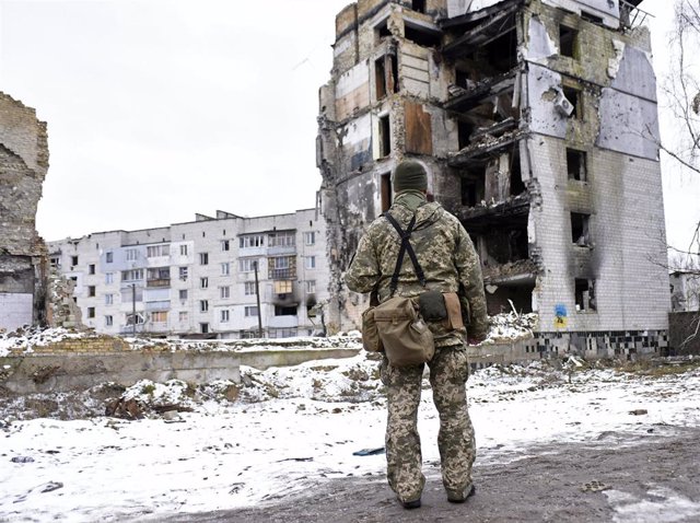 Un soldado de Ucrania frente a un edificio residencial atacado por Rusia en la localidad de Borodianka, en la región de Kiev