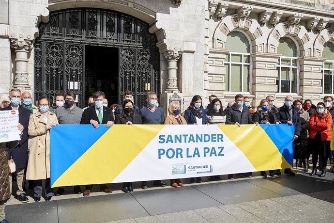 Archivo - Minuto de silencio por Ucrania en la plaza del Ayuntamiento de Santander en una imagen de archivo