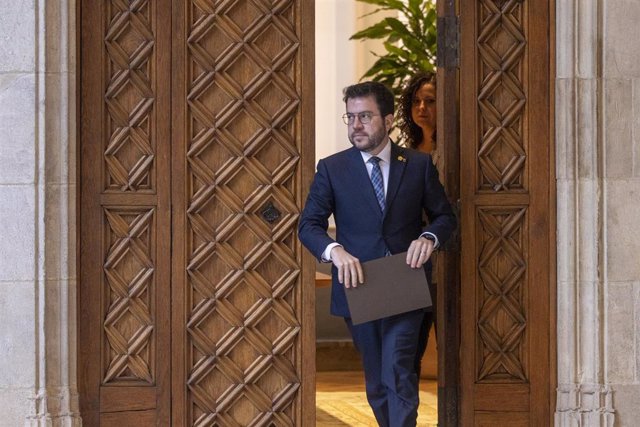 El presidente de la Generalitat, Pere Aragonès, a su llegada a una rueda de prensa para valorar el acuerdo de los Presupuestos catalanes para 2023, en la Galeria Gòtica del Palau de la Generalitat, a 2 de febrero de 2023, en Madrid (España). Durante la ru