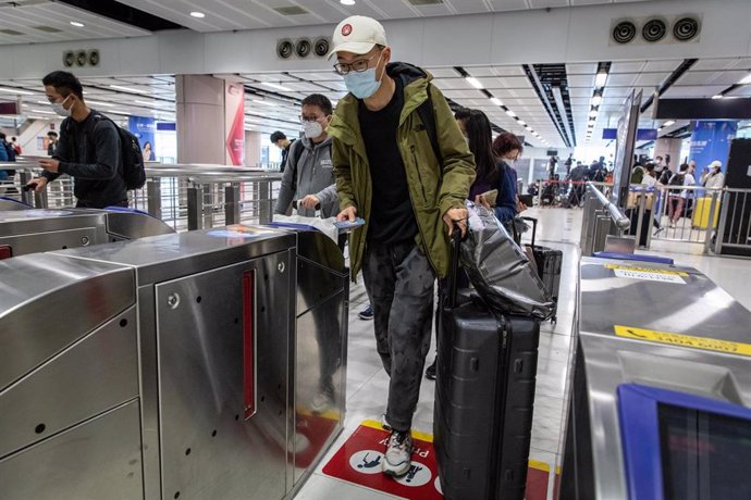 Pasajeros chinos en la estación de Lok Ma Chau, en la frontera entre China y la región especial administrativa de Hong Kong