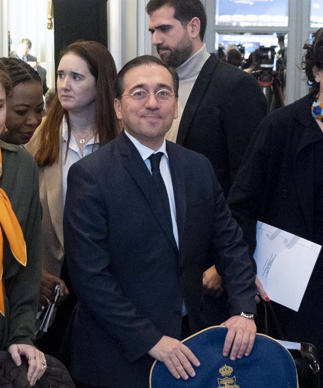 El ministro de Asuntos Exteriores, Unión Europea y Cooperación, José Manuel Albares, a su llegada al Desayuno Informativo del Foro Nueva Economía, a 3 de febrero de 2023, en Madrid (España).