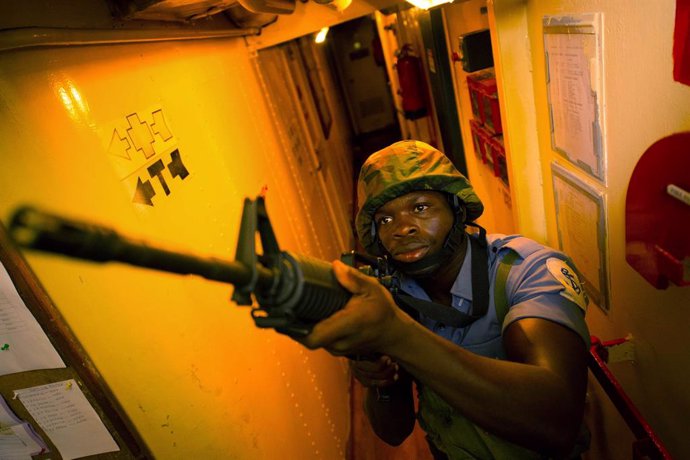 Archivo - Un miembro de la Armada de Ghana durante un ejercicio de entrenamiento
