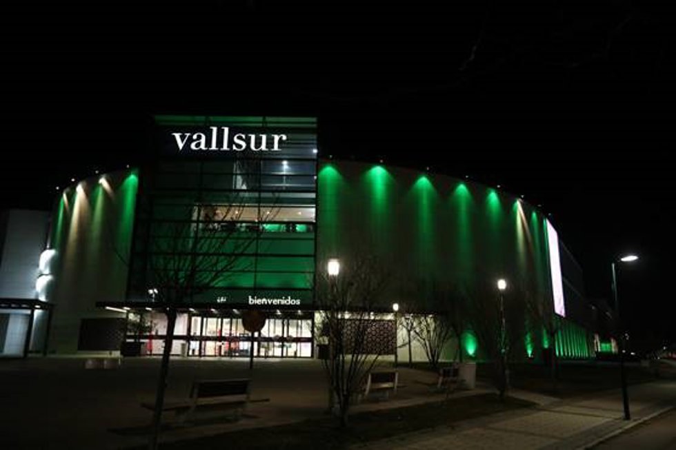 Vallsur se ilumina de verde para conmemorar el Día Mundial contra el Cáncer.
