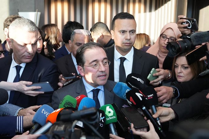 El ministro de Asuntos Exteriores, Unión Europea y Cooperación, José Manuel Albares, atiende a medios a su llegada al Aeropuerto Internacional Mohammed V, a 1 de febrero de 2023, en Rabat (Marruecos). Sánchez viaja a Marruecos para participar en la XII 