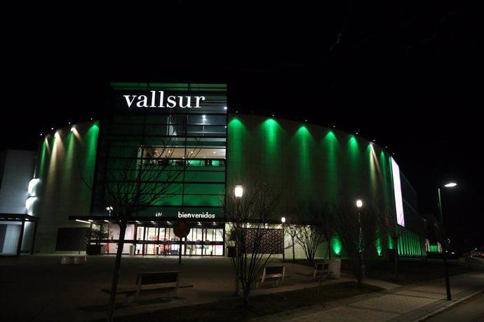 Archivo - COMUNICADO: Vallsur se ilumina de verde con motivo del Día Mundial contra el Cáncer