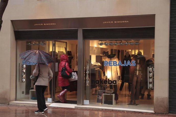 Archivo - Una persona pasa por delante de un establecimiento abierto durante una jornada marcada por la reapertura de la actividad no esencial, en Logroño, La Rioja, (España), a 22 de febrero de 2021. 