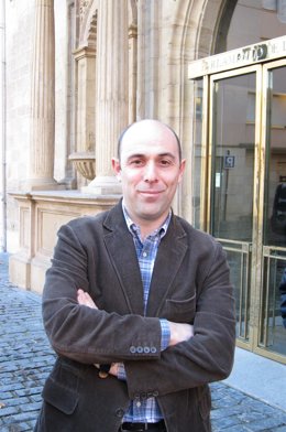 Archivo - El alcalde de Casalarreina, Félix Caperos en la puerta del Parlamento