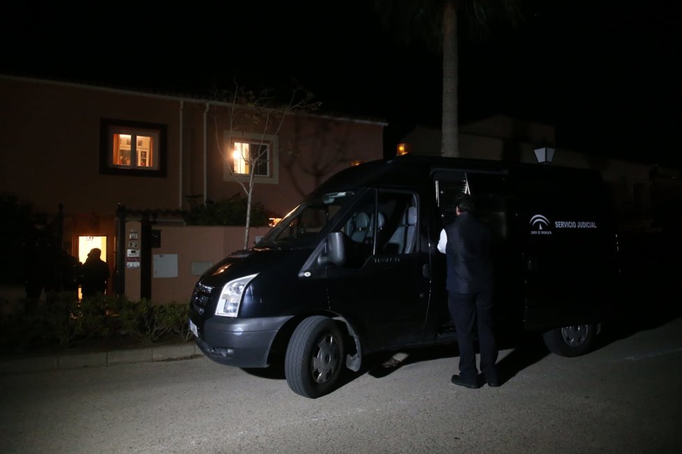 Un furgón estacionado frente al domicilio en el que se han localizado los cadáveres de un hombre y una mujer muertos por disparos, a 31 de enero de 2023 en La Línea (Cádiz, Andalucía, España). 