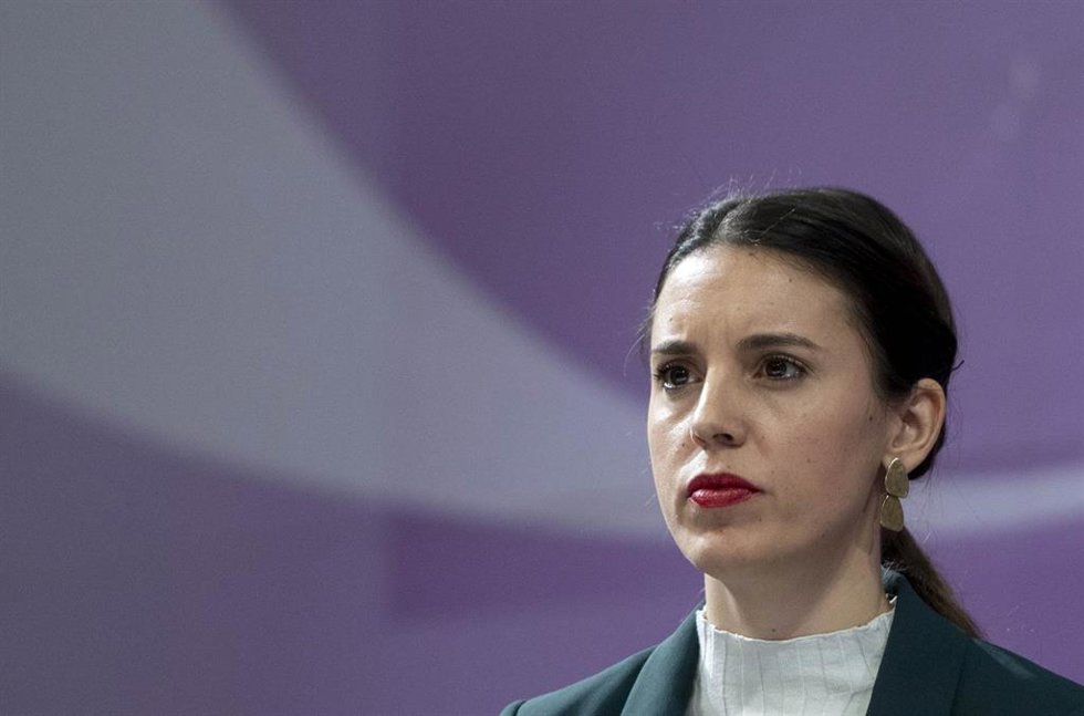 La ministra de Igualdad, Irene Montero, durante una rueda de prensa para tratar los últimos asesinatos machistas del mes de enero en el Ministerio de Igualdad, a 27 de enero de 2023, en Madrid (España). 