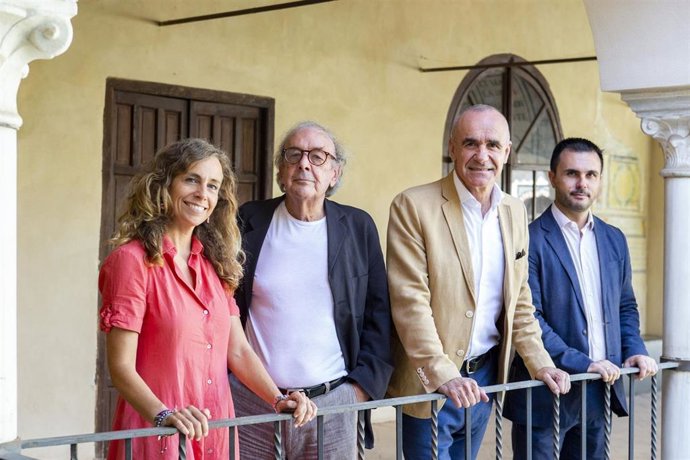 Archivo - El alcalde de Sevilla (segundo por la derecha), con ocasión de la convocatoria del XIII Premio Iberoamericano de Poesía Hermanos Machado