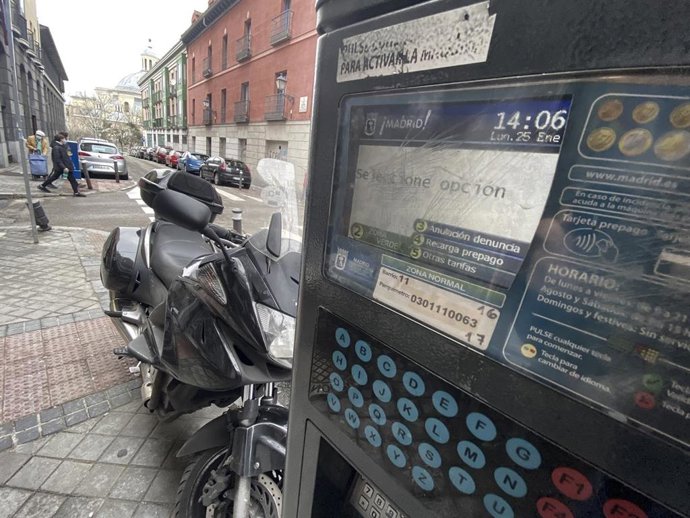 Archivo - Un parquímetro el día en el que se reanuda el  Servicio de Estacionamiento Regulado (SER)