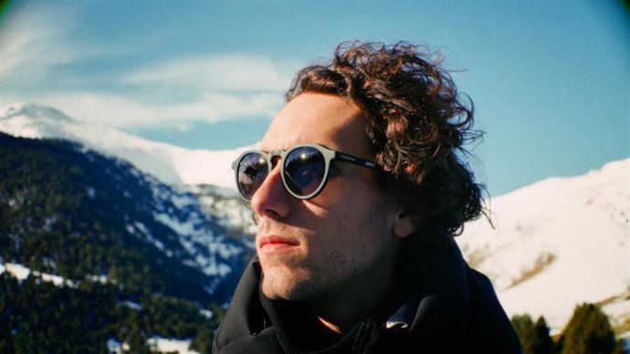 Álex Rins presenta 'Ride for Real', su octava colección de gafas para Hawkers