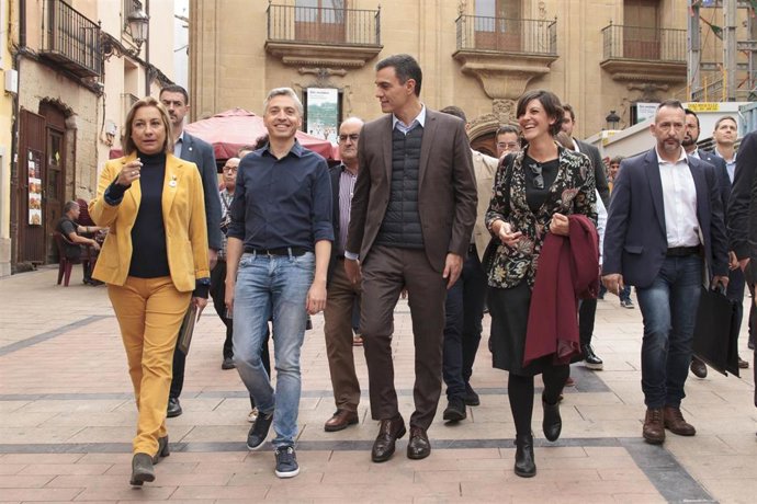 Archivo - La senadora socialista Maria Victoria de Pablo junto al presidente del Gobierno de España, Pedro Sanchez, y otros responsables socialistas