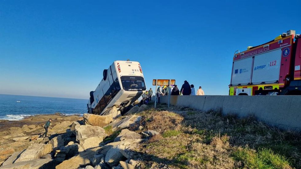 Un microbús con pasajeros vuelca sobre las rocas de cabo Silleiro (Pontevedra)