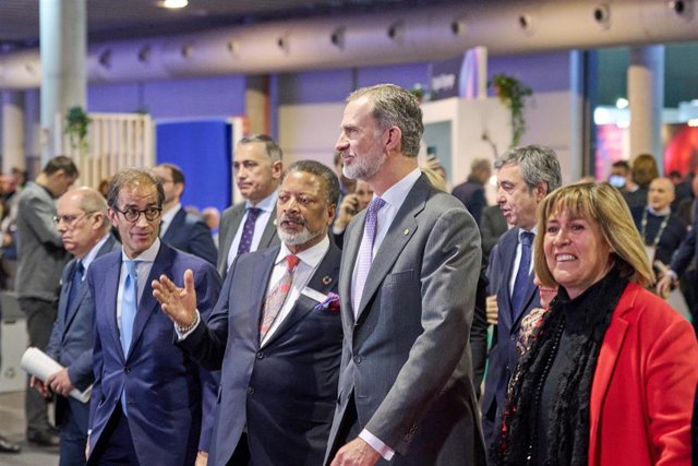 (I-D) El presidente de Fira de Barcelona, Pau Relat; el director del Integrated Systems Europe (ISE), Mike Blackman; el Rey Felipe VI y la alcaldesa de L'Hospitalet de Llobregat, Núria Marín, a su llegada a la Feria Integrated Systems Europe (ISE) y del I
