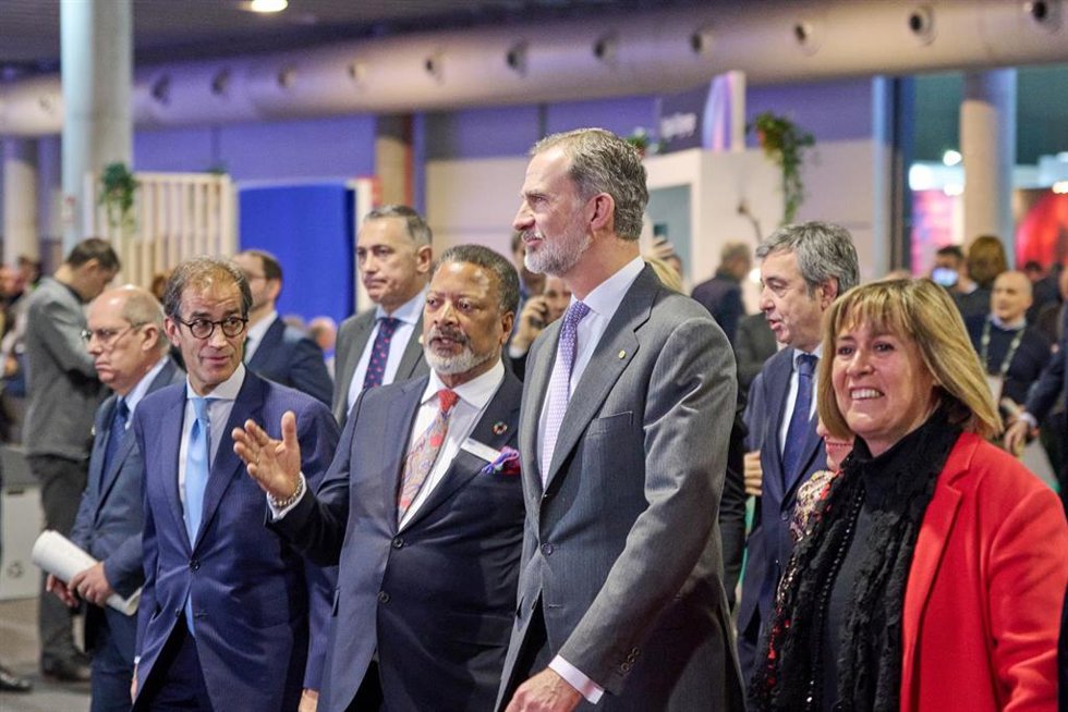 (I-D) El presidente de Fira de Barcelona, Pau Relat; el director del Integrated Systems Europe (ISE), Mike Blackman; el Rey Felipe VI y la alcaldesa de L'Hospitalet de Llobregat, Núria Marín, a su llegada a la Feria Integrated Systems Europe (ISE) y del