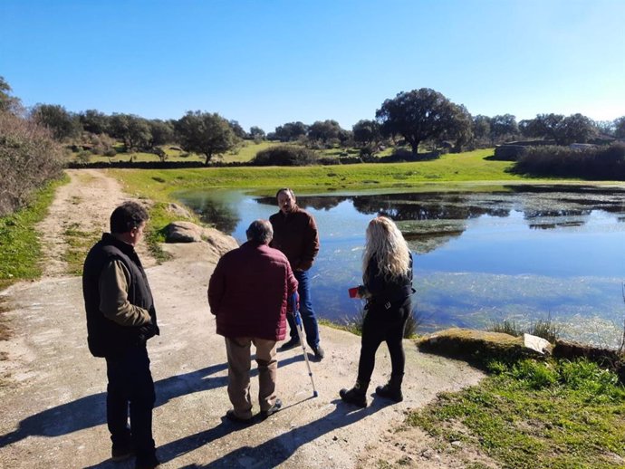 Visita del diputado Alfonso Beltrán a Mesas de Ibor para conocer las captaciones de agua.