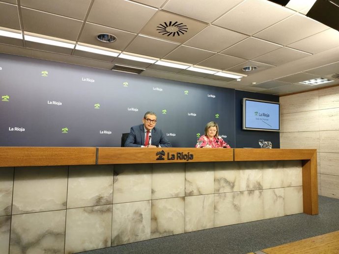 El consejero de Hacienda y Administración Pública, Celso González, y la directora general de Tributos, Martina Azcárate, realizan un balance sobre gestión tributaria