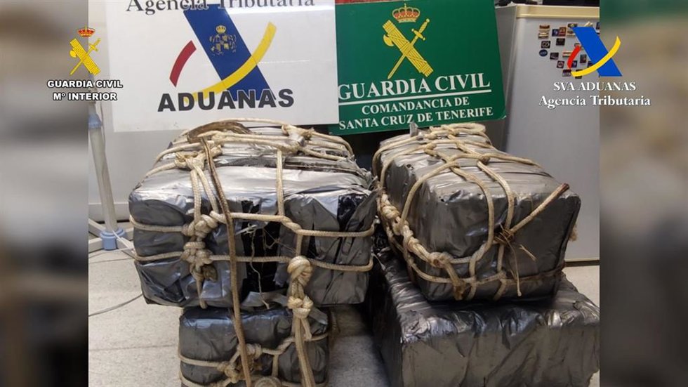 La Guardia Civil y el Servicio de Vigilancia Aduanera de la Agencia Tributaria en Santa Cruz de Tenerife han intervenido 120 kilogramos de cocaína que se encontraba adosada en el interior de una de las toberas de refrigeración del buque Pegasus