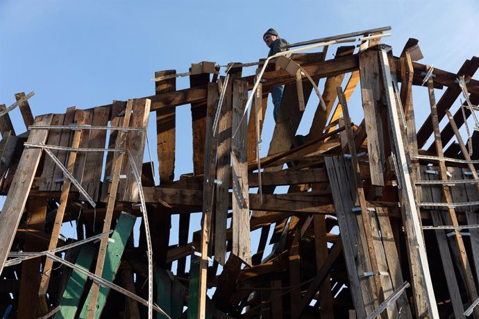 Archivo - January 3, 2023, Kyiv, Ukraine: Volunteers clear and dismantle debris at the site of a Russian missile attack on December 31. On Saturday, December 31, the Russian Armed Forces massively attacked Ukrainian cities with cruise missiles. As a res