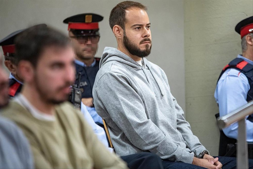 Archivo - El rapero Pablo Hasel (2d) durante un juicio en la Audiencia de Lleida, a 23 de noviembre de 2022, en Lleida, Catalunya (España).
