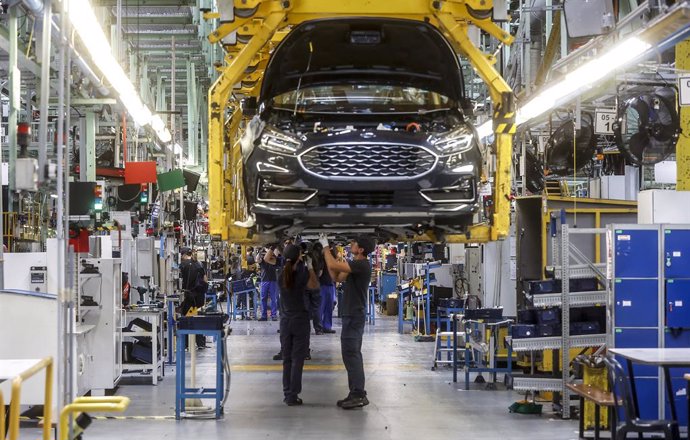 Archivo - Dos trabajadores con un vehículo de la fábrica de Ford en Almussafes, a 24 de octubre de 2022, en Almussafes, Valencia, Comunidad Valenciana (España). 