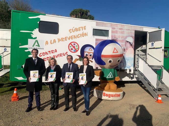 Campaña para estudiantes de concienciación sobre prevención de riesgos a través del 'Prevebús'.