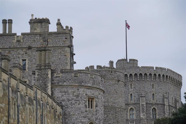 Archivo - La bandera británica ondea en el Castillo de Windsor