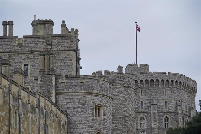 Archivo - La bandera británica ondea en el Castillo de Windsor