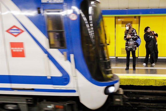 Dos mujeres esperan a un Metro suben en el andén de la estación de Metro de Callao, a 26 de enero de 2023, en Madrid (España). Durante una entrevista, la portavoz del Ejecutivo ha informado que después del seguimiento y análisis de la última fase de la 