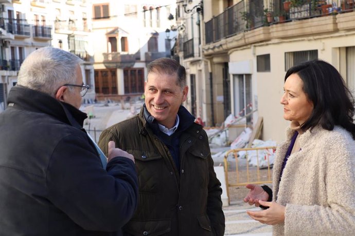 Rafel Aguilara (centro), entre Toni Musachs y Rafi Crespín, ante las obras de la calle Río en Priego de Córdoba.