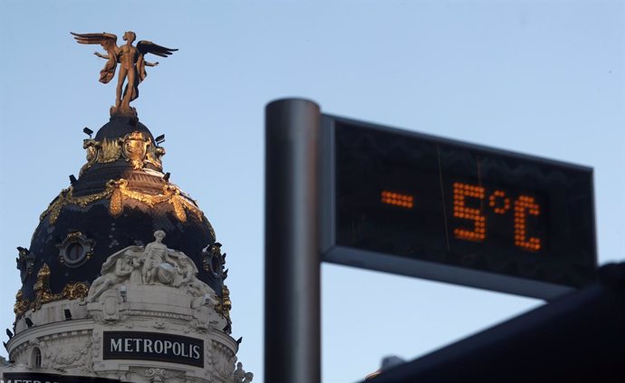 Archivo - Un termómetro situado en una parada de autobús cercana al edificio de Metrópolis marca -5 grados centígrados (C), en Madrid, (España), a 12 de enero de 2021. Madrid amanece con temperaturas mínimas históricas tras el paso de la borrasca 'Filo