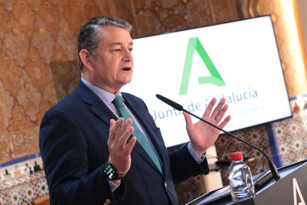 El consejero de la Presidencia, Interior, Diálogo Social y Simplificación Administrativa, Antonio Sanz, atiende a los medios antes de reunirse con los delegados de la Junta de Andalucía 