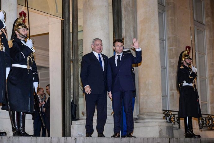 HANDOUT - 02 February 2023, France, Paris: French President Emmanuel Macron (R) receives Israel's Prime Minister Netanyahu in front of the Elysee Palace ahead of their meeting. Photo: -/GPO/dpa - ATTENTION: editorial use only and only if the credit ment