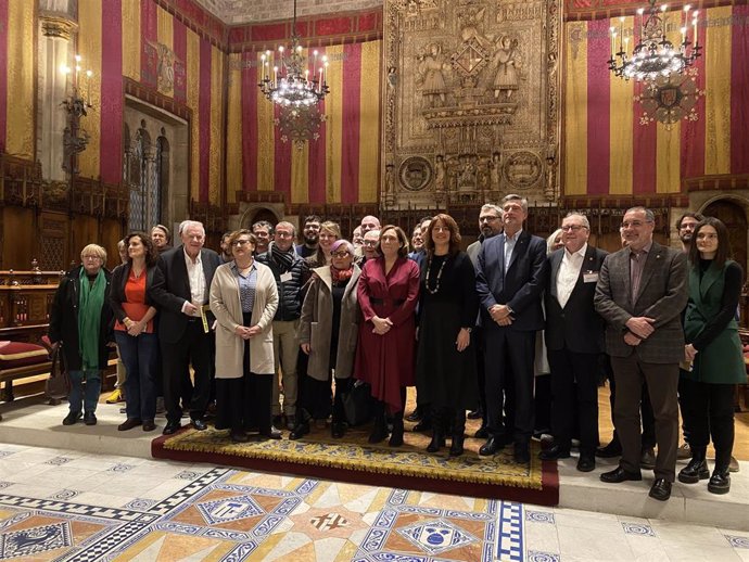 Representantes de los grupos municipales de Barcelona que han apoyado el plan de usos del Eixample junto a vecinos y comerciantes del distrito tras la aprobación de la regulación en el pleno extraordinario de este viernes 3 de febrero de 2023.