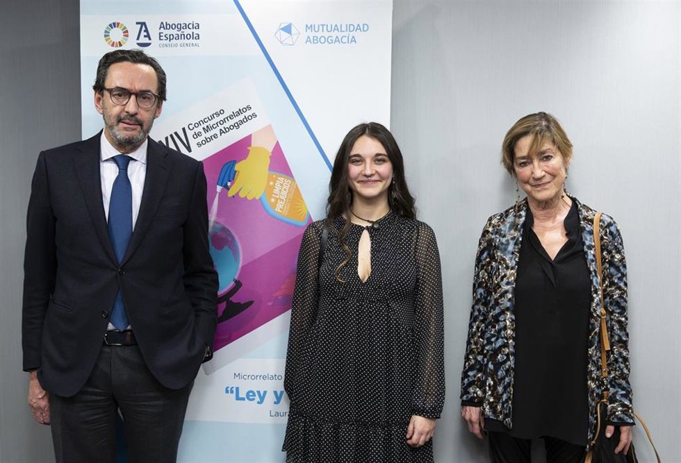 Entrega del Premio Anual del XIV Concurso de Microrrelatos sobre Abogados a Laura Pilato Rodríguez por parte de la presidenta del Consejo General de la Abogacía Española, Victoria Ortega Benito, y el presidente de Mutualidad de la Abogacía, Enrique Sanz