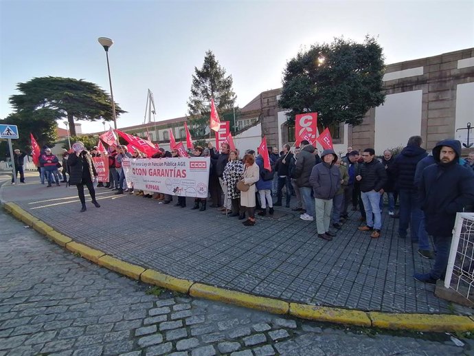 Concentración de CCOO en Ferrol contra la nueva ley estatal de función pública.