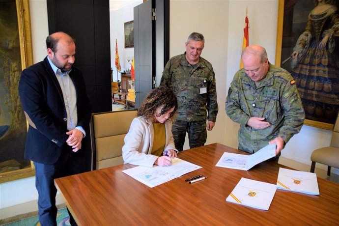 La consellera de Hacienda y Relaciones Exteriores, Rosario Sánchez, durante la firma este viernes.