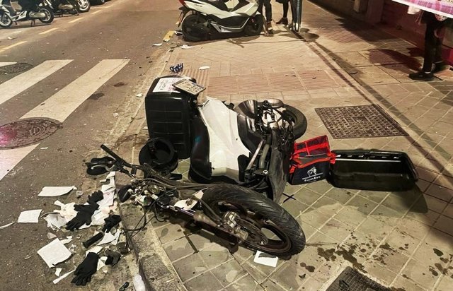 Estado en que quedó la moto de un repartidor en el accidente en Granada