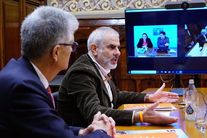 El presidente de Cs en el Parlament, Carlos Carrizosa, se reúne con el Sindicato Unificado de Policía (SUP) en la Cámara catalana.