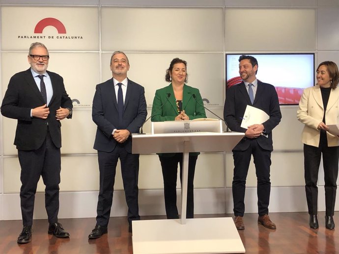 La portavoz del PSC, Alícia Romero; y los alcaldables por Barcelona, Jaume Collboni, por Tarragona, Rubén Viñuales; por Lleida, Flix Larrosa, y por Girona, Sílvia Paneque.