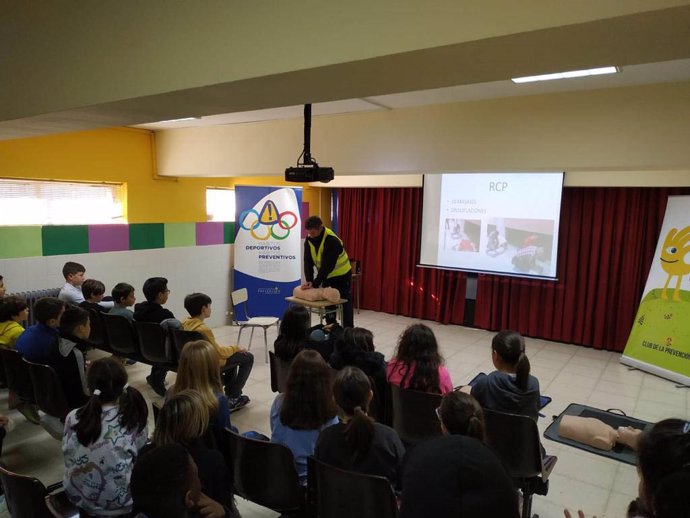 El bombero de Oviedo y colaborador del IAPRL, Mauricio Bogomak, ofrece un taller en una nueva edición del Programa 'Pres, Educando en seguridad.