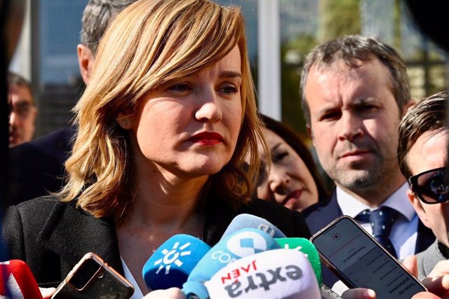 La ministra de Educación, Pilar Alegría, este viernes en declaraciones a los medios en Jaén.