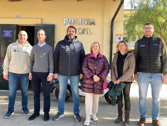 Archivo - El presidente del PP de Mallorca, Lloren Galmés, y la candidata del PP a la alcaldía de Sa Pobla, Violeta Rodríguez, en la sede de la Policía Local de Sa Pobla