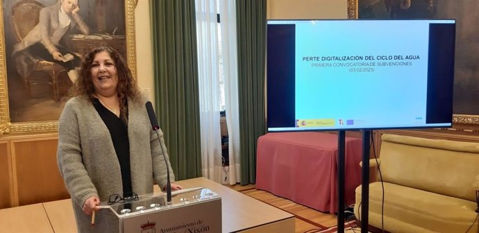 La concejala de Hacienda en el Ayuntamiento de Gijón, Marina Pineda, en rueda de prensa en el Consistorio gijonés