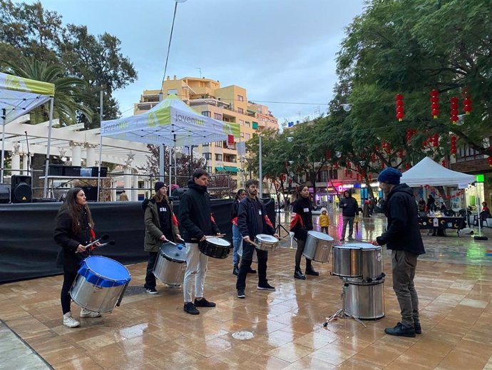 Batucada durante la celebración de la 40 edición de la fiesta de ocio saludable 'Ratapinyada'.