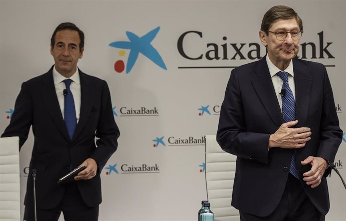 El consejero delegado de CaixaBank, Gonzalo Gortázar (i) y el presidente de la entidad, José Ignacio Goirigolzarri (d), durante la presentación de los resultados de CaixaBank correspondientes al ejercicio 2022, a 3 de febrero de 2023, en Valencia, Comun