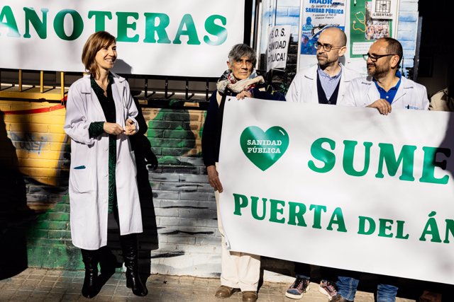 Los médicos madrileños de Atención Primaria que protagonizan un encierro en la Asociación Vecinal Manoteras, sujetan pancartas que rezan 'SUME Manoteras' y 'SUME Puerta del Ángel'