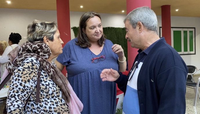 Archivo - La vicepresidenta tercera y consejera de Acción Social de Tenerife, Marián Franquet, participa en un encuentro con mayores